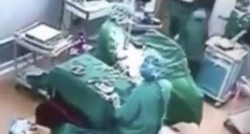 MEDICOS DISCUTIERON DURANTE UNA CIRUGIA Y TERMINARON A LAS TROMPADAS