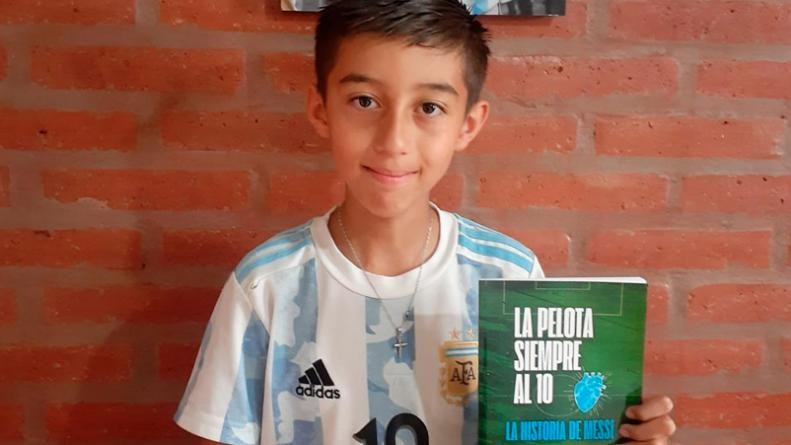 Es fanático de Messi y con sólo 11 años escribió un libro sobre su ídolo