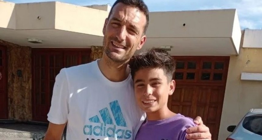 La historia de Simón, el joven que emocionó a Lionel Scaloni en su casa con una chacarera