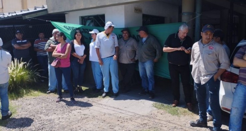 Trabajadores de Camino S.A. se manifestaron ante la falta de pagos