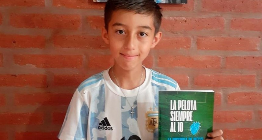 Es fanático de Messi y con sólo 11 años escribió un libro sobre su ídolo