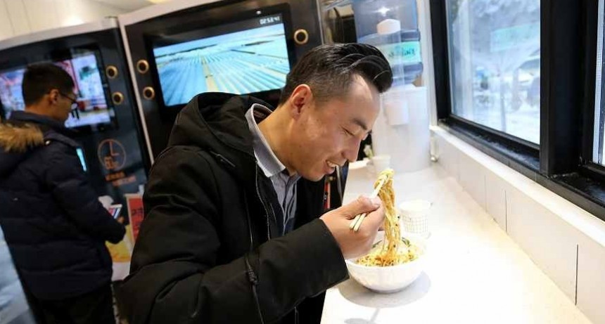 Restaurantes inteligentes en China: Consigue un plato de fideos frescos en ocho segundos
