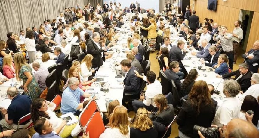 Avanza la Ley Ómnibus en Diputados: el oficialismo logró el dictamen de comisión y buscará darle media sanción este jueves