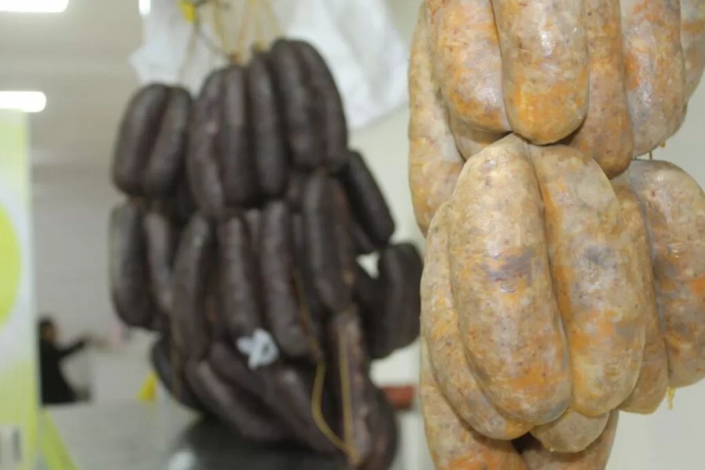Allanaron carnicería por vender embutidos con supuesta carne de gato