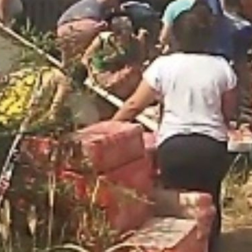 VOLCO UN CAMION QUE LLEVABA CERVEZA Y LA GENTE APROVECHO...