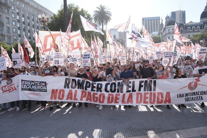 LA IZQUIERDA MARCHÓ EN CONTRA DEL ACUERDO CON EL FMI