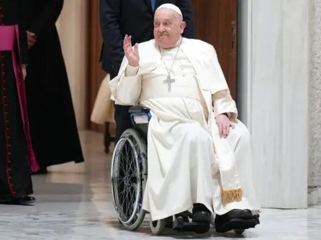 El papa Francisco sufre una insuficiencia renal y continúa en estado 