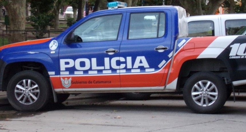 Internaron a una joven tras ser atacada por motochorro en la parada de colectivo