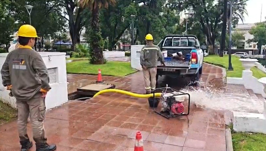 Inundación de subestación transformadora deja sin energía eléctrica a gran parte del centro capitalino de Catamarca