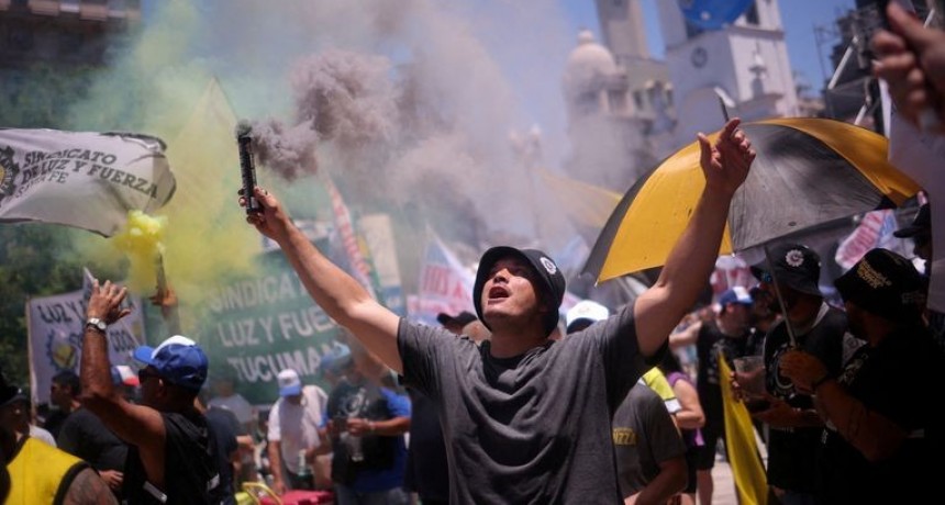 Sindicatos argentinos intensifican su resistencia contra la reforma laboral con marcha y ceses de actividades