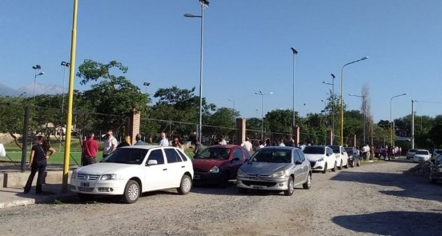 CONCURRENCIA DE GENTE EN EL POLIDEPORTIVO SUR POR LA PRIMERA DOSIS DE VACUNA