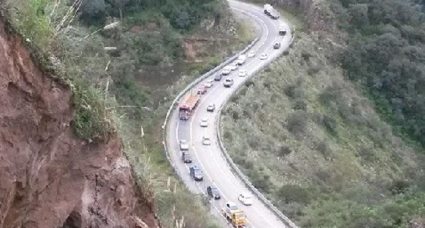 VOLCÓ UN CAMIÓN EN LA CUESTA DEL TOTORAL