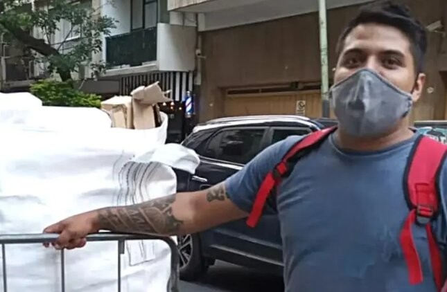 Un joven que trabajó de cartonero está a punto de recibirse de programador