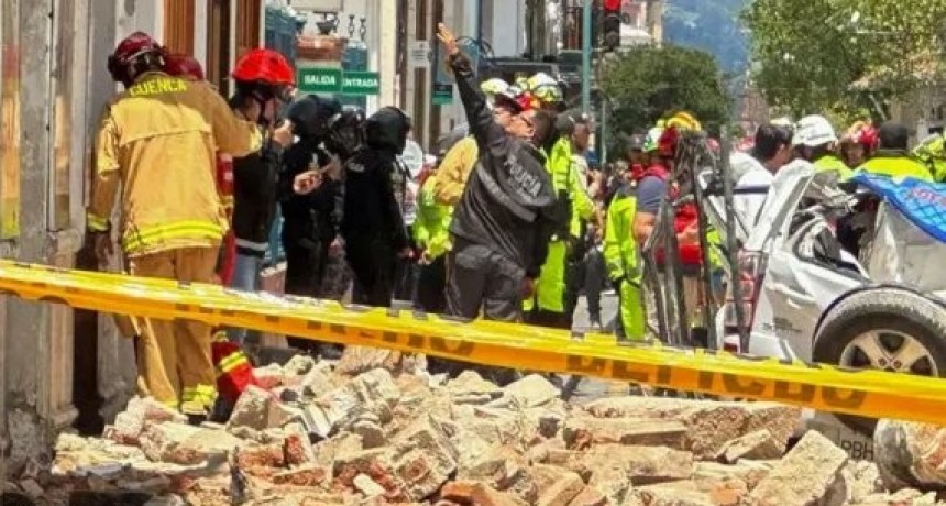 Sube a 15 el saldo de muertos por temblor en Ecuador y Perú