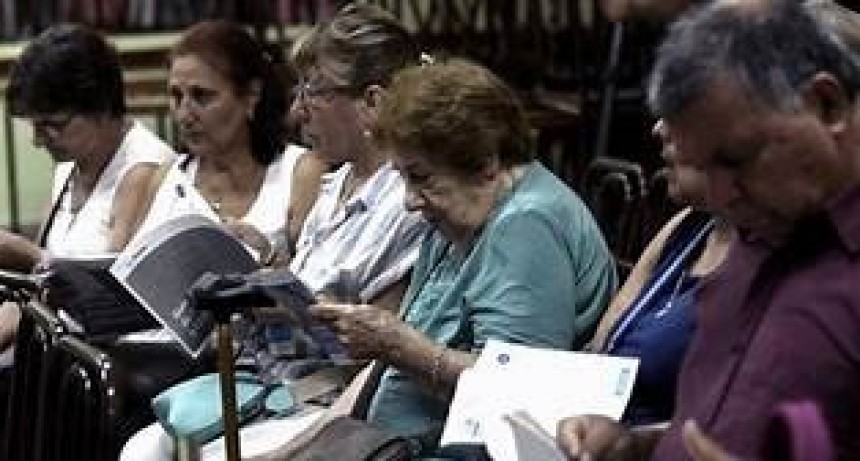 El Gobierno anunció que las jubilaciones y pensiones se pagarán en dos tramos en abril