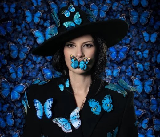Laura Pausini lanza una nueva versi&oacute;n de &ldquo;Mariposa Tecknicolor&rdquo; y rinde homenaje al rock argentino