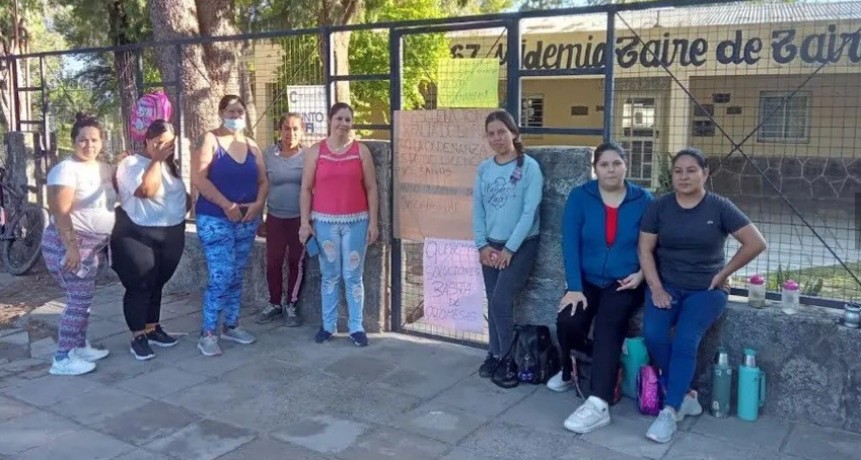 Padres tomaron una escuela en Santa Cruz por falta de personal de limpieza