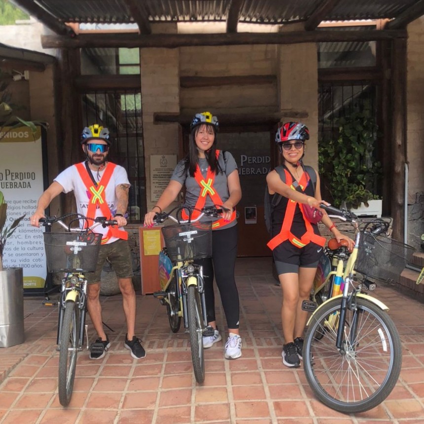 Recorrer la ciudad mediante bicicletas asistidas, una de las opciones más elegidas por los turistas en la Capital