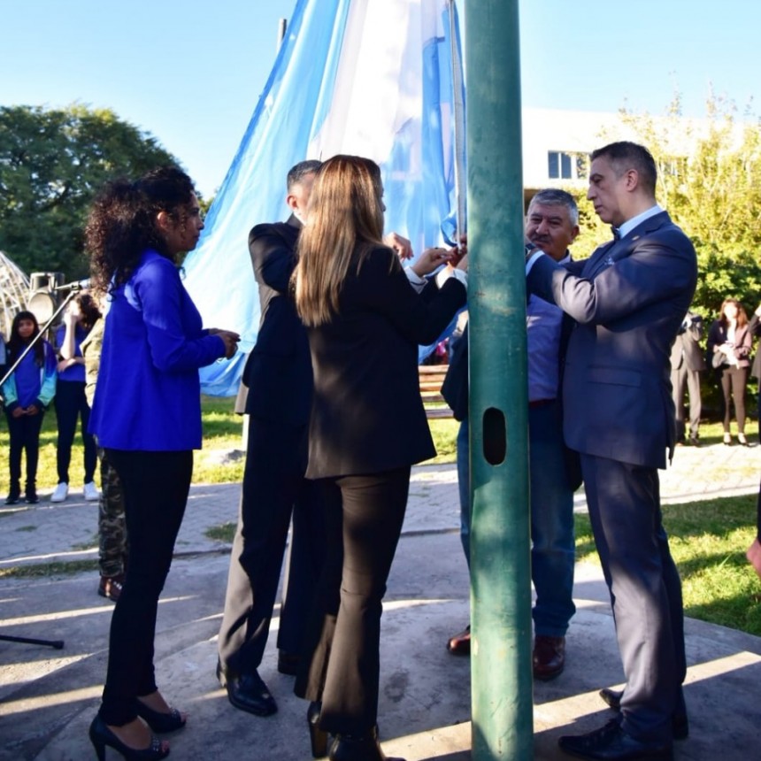 Donaron a Valle Viejo una bandera Argentina que flameó en el mausoleo de Manuel Belgrano