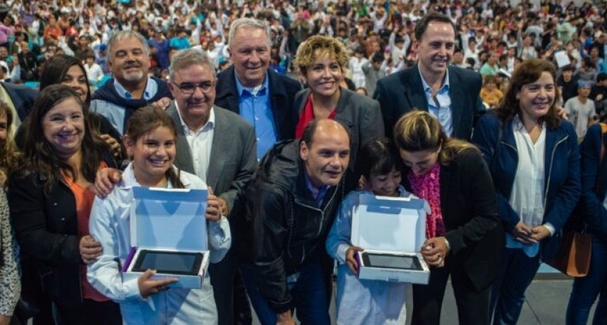 “Conectando con Vos”: entregaron tablets a alumnos de escuelas estatales