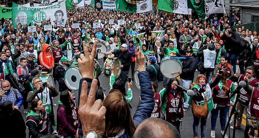 Paro, ingresos masivos y asambleas simultáneas contra la ola de despidos