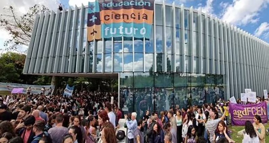La marcha universitaria une a la oposición en un mismo reclamo y desafía la resistencia del Gobierno