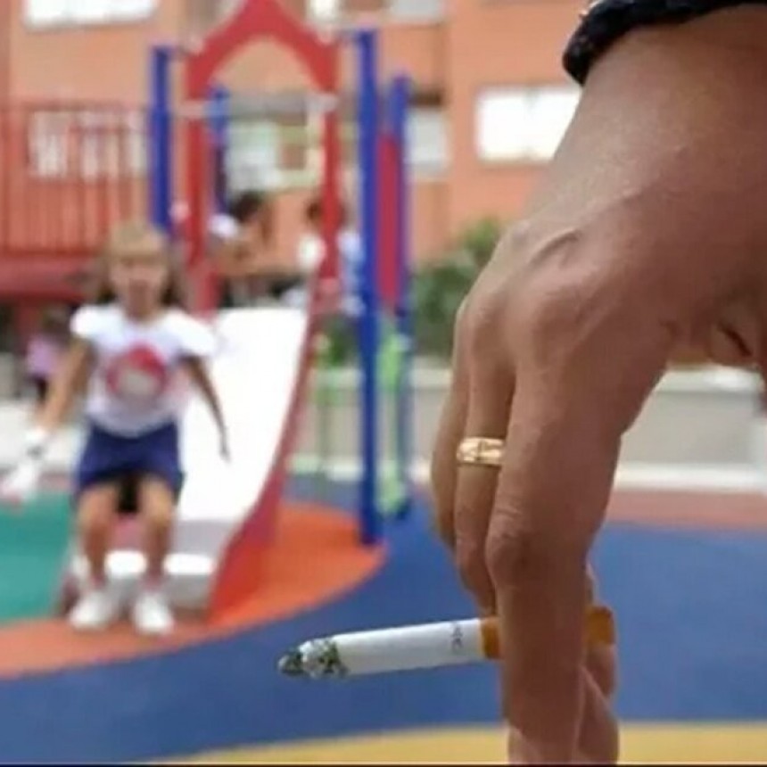 En Mendoza prohíben fumar en plazas y parques y cerca de las escuelas