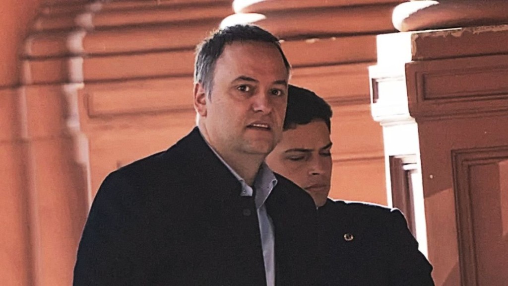 La controversia Adorni se transforma en un desaf&iacute;o pol&iacute;tico y judicial para el Gobierno argentino