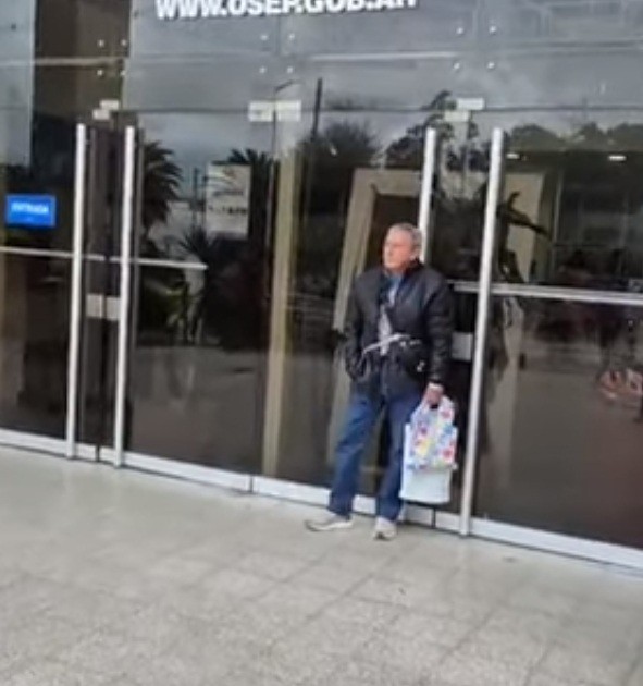 Un padre se encaden&oacute; en OSEP y reclam&oacute; el tratamiento para su hijo con autismo: &ldquo;No soporto m&aacute;s la mentira&rdquo;