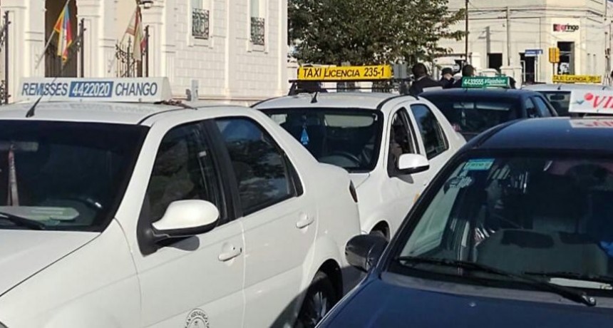 PROTESTA DE TAXIS Y REMISES FRENTE AL PALACIO MUNICIPAL