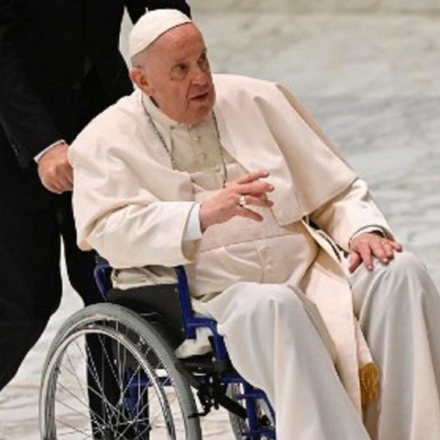 EL PAPA FRANCISCO APARECIO EN SILLA DE RUEDAS