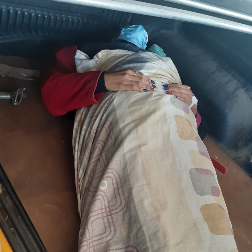 CON LA CADERA FRACTURADA TUVO QUE SER TRASLADADA EN LA CAJA DE UNA CAMIONETA