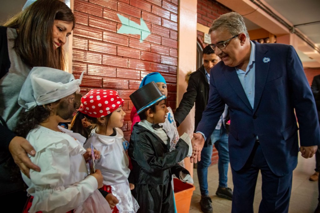 El Gobernador recorrió los trabajos de refacción en la Escuela “Sarmiento-Moreno” 