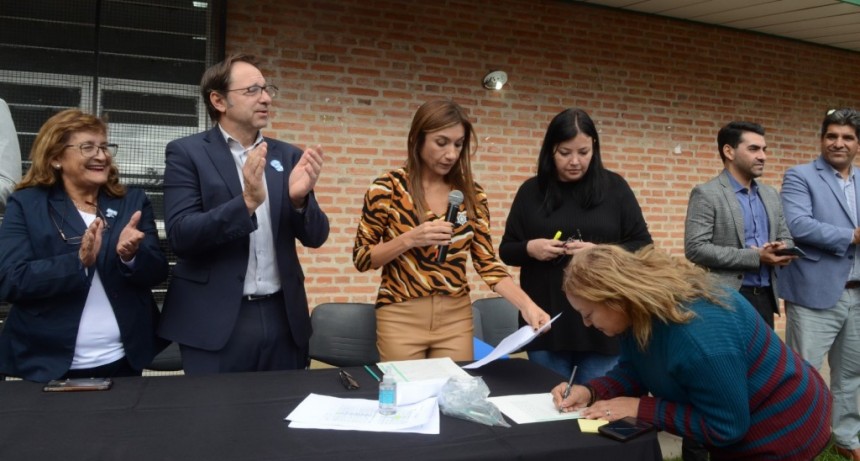 Firma de escrituras con vecinos del barrio San Antonio Sur