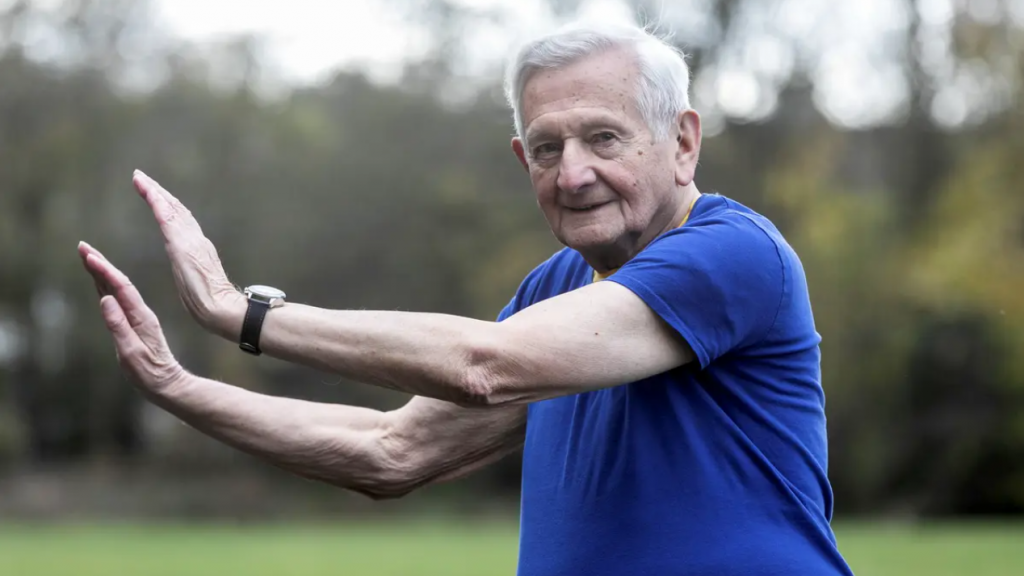 Con 92 años camina 11 kilómetros a diario y practica artes marciales