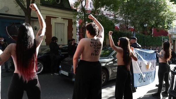 Activistas feministas protestan contra Milei frente a la embajada argentina en España