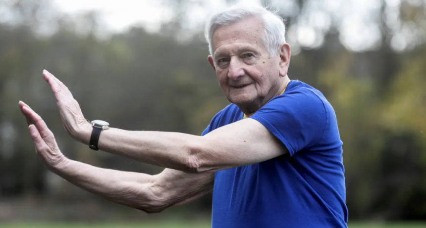 Con 92 años camina 11 kilómetros a diario y practica artes marciales