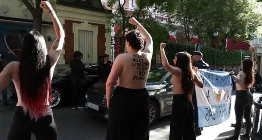 Activistas feministas protestan contra Milei frente a la embajada argentina en España