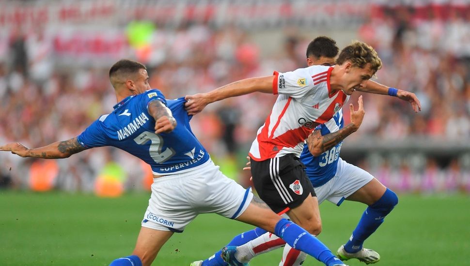 River brilló en el Monumental y selló su pase a octavos con una contundente goleada sobre Vélez