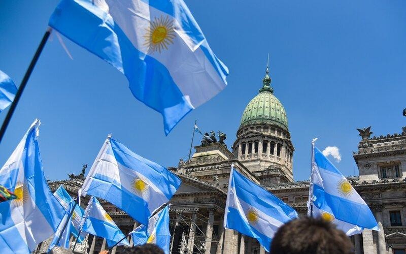 Fin de semana cargado de tensiones políticas, hallazgos históricos y reclamos sociales en Argentina