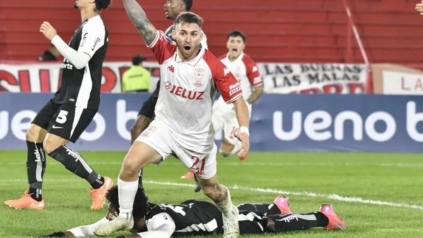 Con suplentes y autoridad, Huracán venció a Corinthians y se metió en octavos como líder del Grupo C