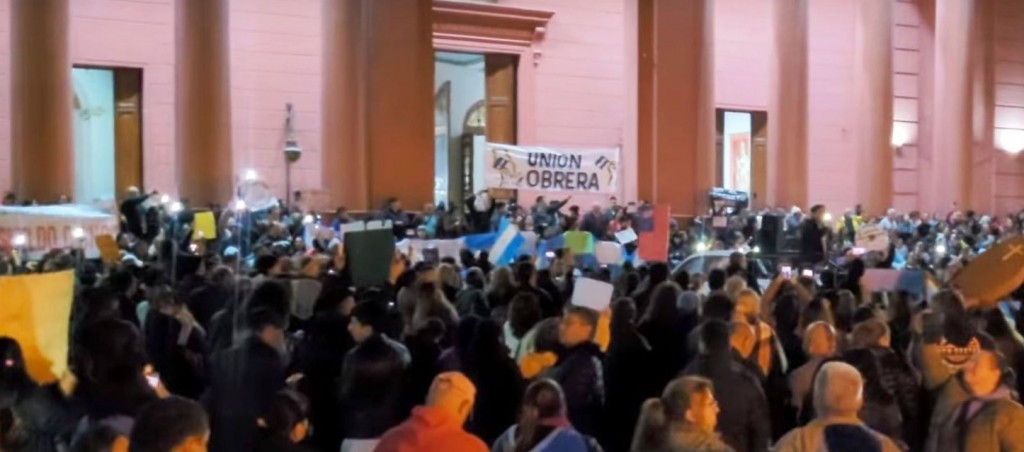 Sin representación gremial: empleados públicos autoconvocados marchan contra el decreto 711