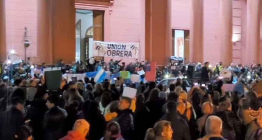 Sin representación gremial: empleados públicos autoconvocados marchan contra el decreto 711