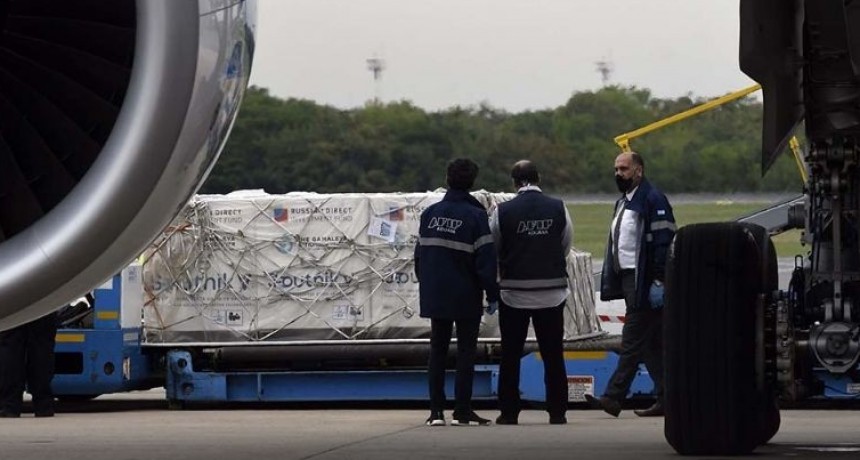 LLEGAN 800 MIL VACUNAS DE RUSIA