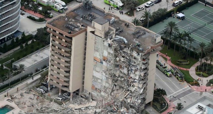 SE DERRUMBO UN EDIFICIO EN MIAMI