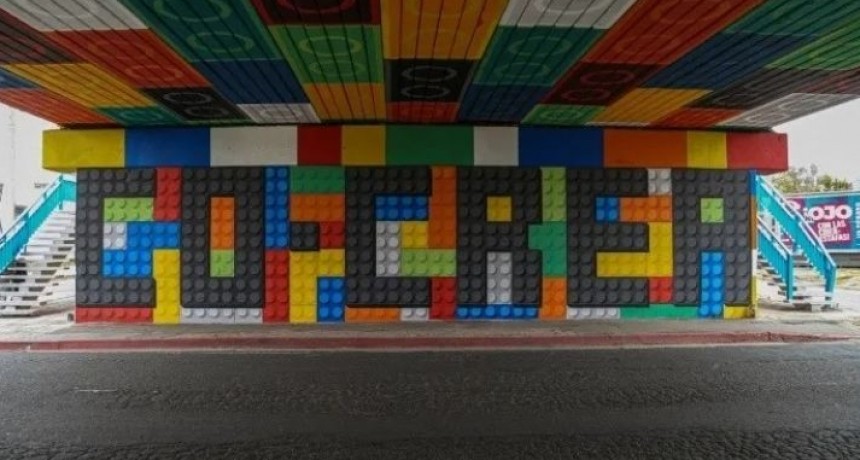 CÓRDOBA INAUGURO UN PUENTE DE LEGOS