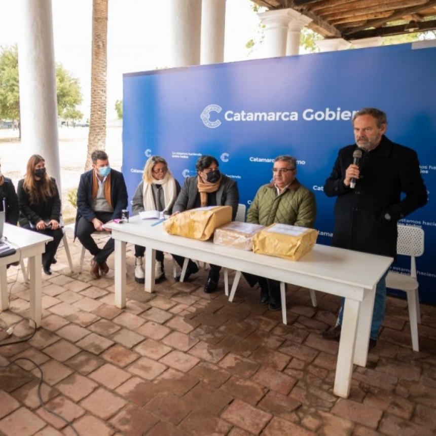 Jalil realizó la apertura de sobres para la  histórica obra del Gasoducto Lavalle-Catamarca