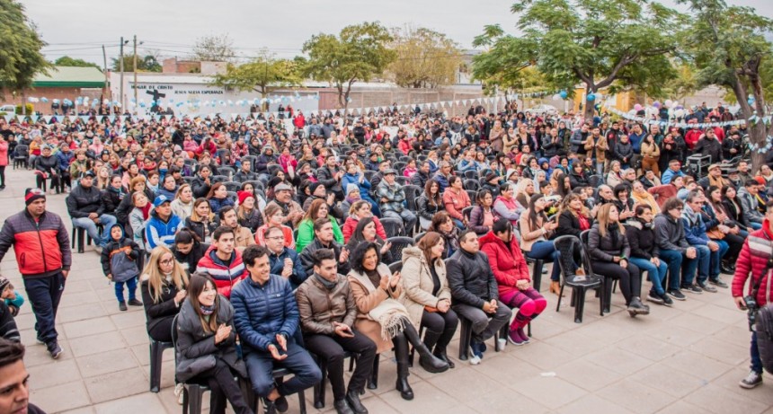 Raúl entregó decretos de adjudicación en el barrio Santa Marta 