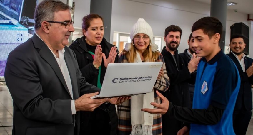 Alumnos de Capital y Santa María recibieron sus netbooks del programa “Sigamos Conectados” 