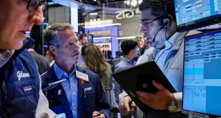 Bonos suben hasta 3% y acciones argentinas en Wall Street ganan terreno en la primera reacción del mercado a la candidatura de Massa